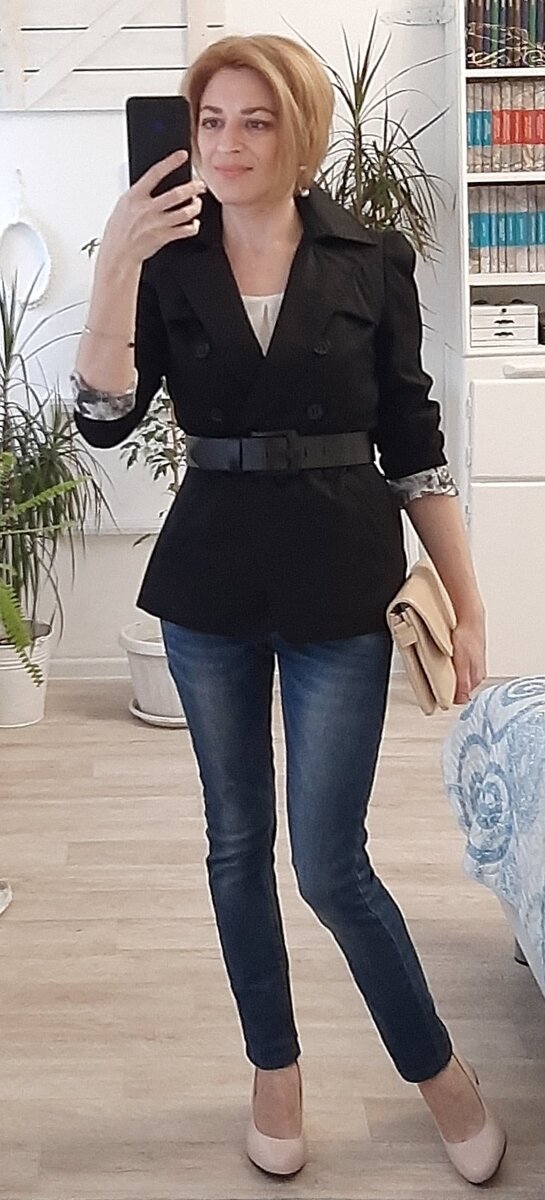 Топ, джинсы, укороченный тренч.