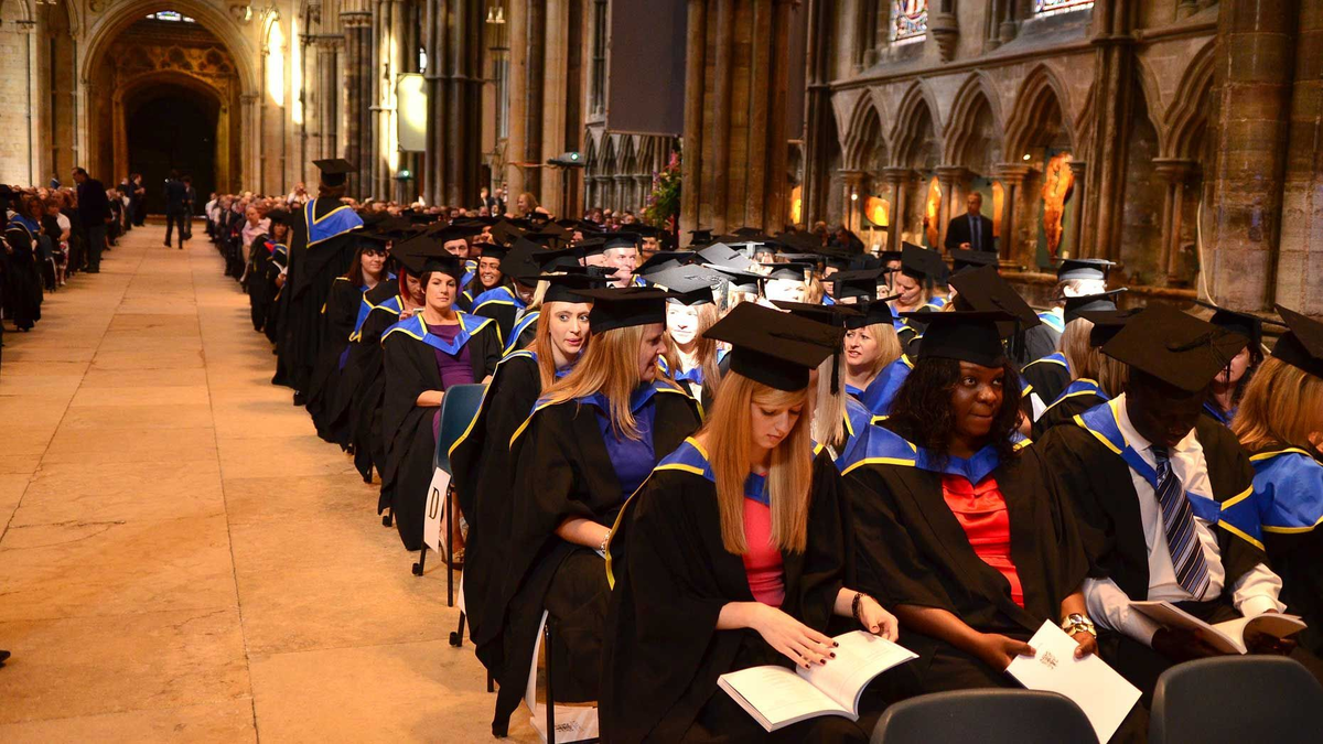 Many british university students. Оксфордский университет (University of Oxford), Великобритания. Оксфорд 2020 университет. Выпускники Оксфордского университета. Кембриджский университет выпускники Кембриджского университета.