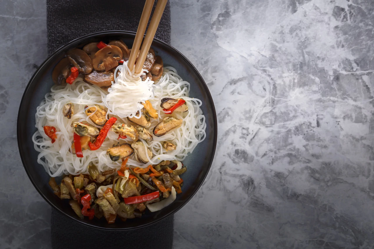 Китайская кухня: Стир-фрай из рисовой лапши с курицей (Цзижоу чаомянь) рецепт с фото