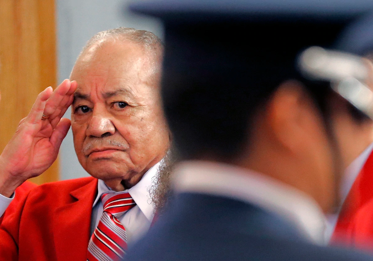 Летчик Таскиги и отставной майор ВВС Джордж Биггс салютуют флагу 26 сентября 2013 года в Капитолии в Фениксе.