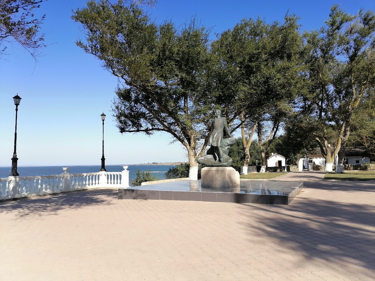 Сквер Лермонтова с памятником ему на набережной. Неподалеку музей и изба, где он останавливался.