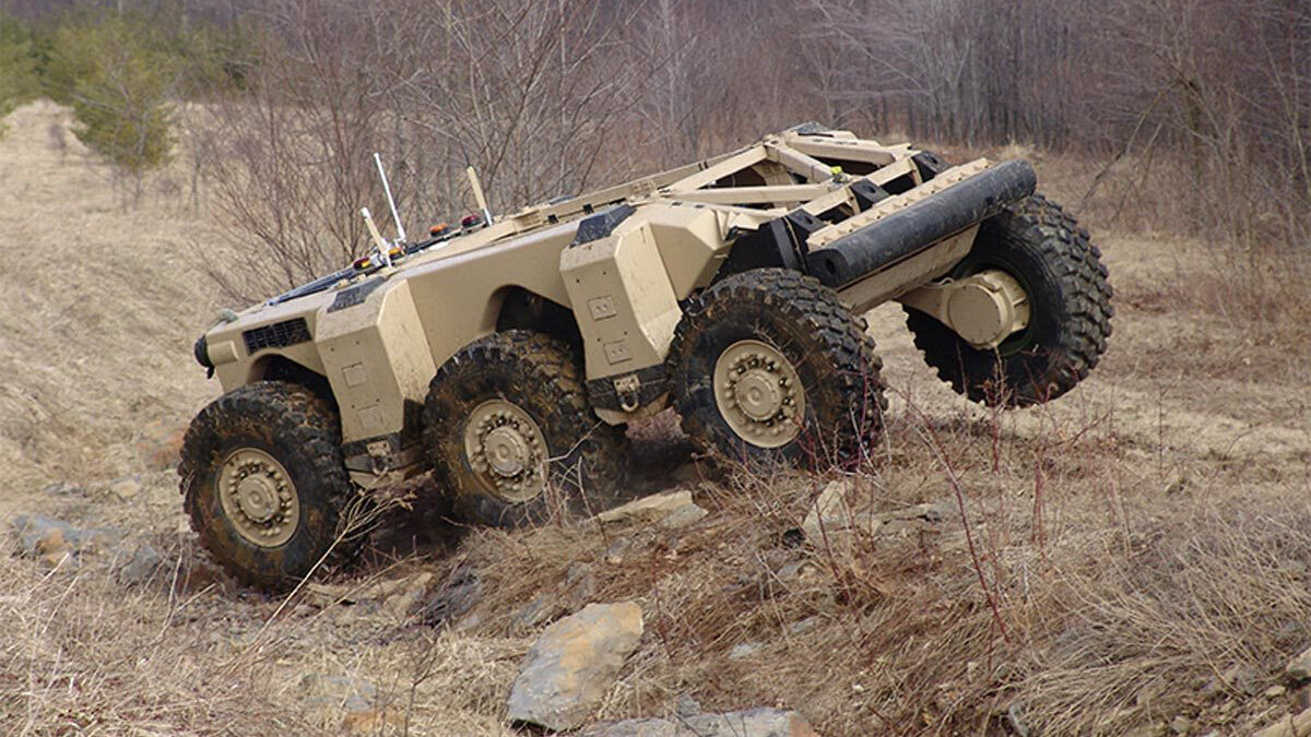 Эта штуковина без окон и дверей выглядит безжизненно — потому что в ней никого нет. Логика американских военных и инженеров, отвечающих за программу автономного снабжения армии США, проста: если в танке нет бойцов, то им ничего и не угрожает. А значит, многотонную машину можно сделать легче и компактнее. Robotic Combat Vehicle из таких: шестиколёсный прототип автономен и сравнительно мал. Такой можно смело пускать в разведку. В общем, к этому всё и идёт — уже к 2021-му военные получат вот такие беспилотные «луноходы». И кое-что ещё.
