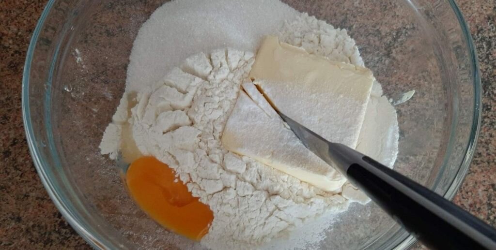 приготовление теста для нижнего коржа