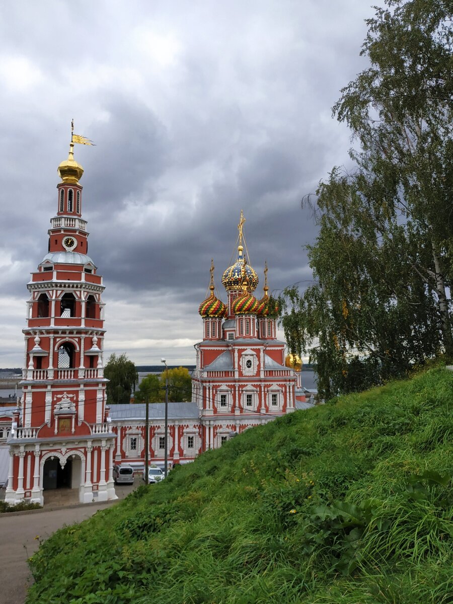 Вид с холма за церковью.