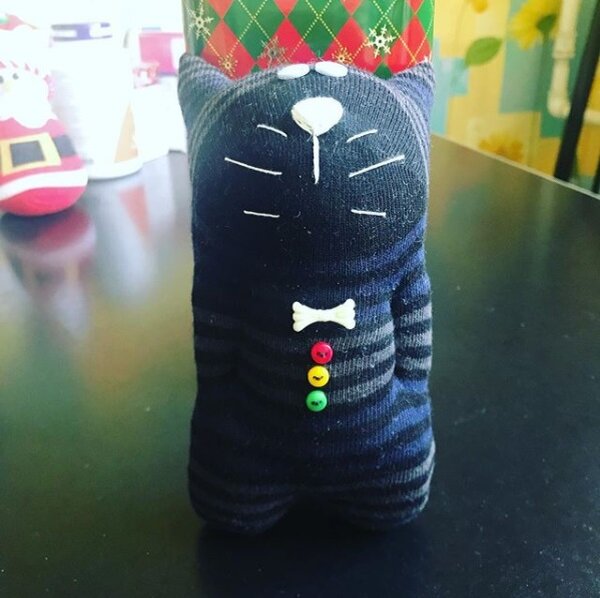 Вот такого кота можно сделать из старого носка. Автор https://www.instagram.com/13mouse13/ 