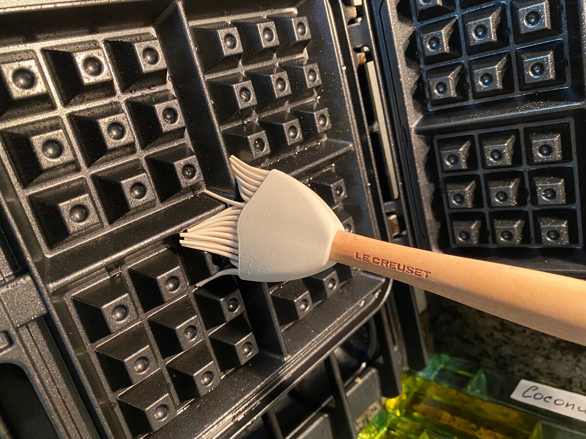 Вафли любят масло, от которого образуется золотистая  корочка.