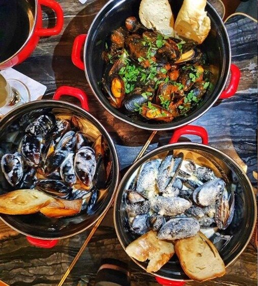 Лучше всего приходить компанией и пробовать сразу несколько соусов. Фото: Instagram @mollusca_patriki