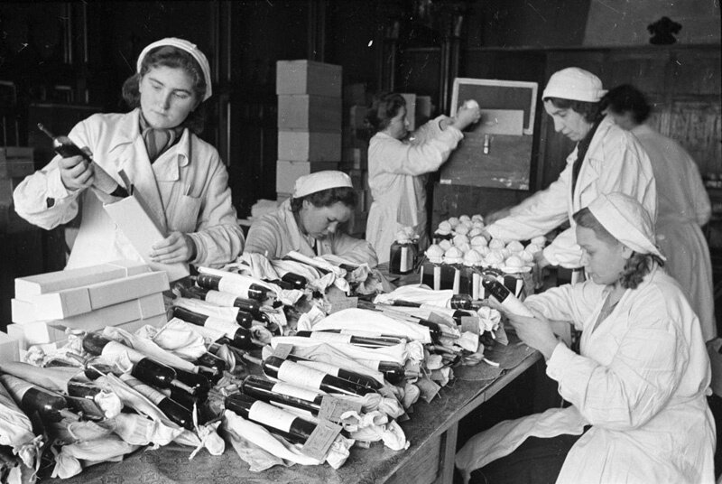 Институт переливания крови во время войны
А. Шайхет, г. Москва, 
источник: частное собрание на сайте russiainphoto.ru