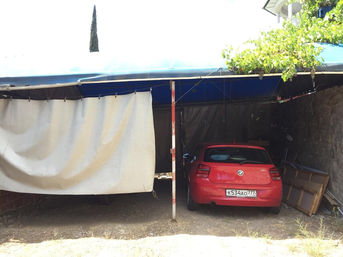 Наша машинка отдыхает после дороги в Крыму