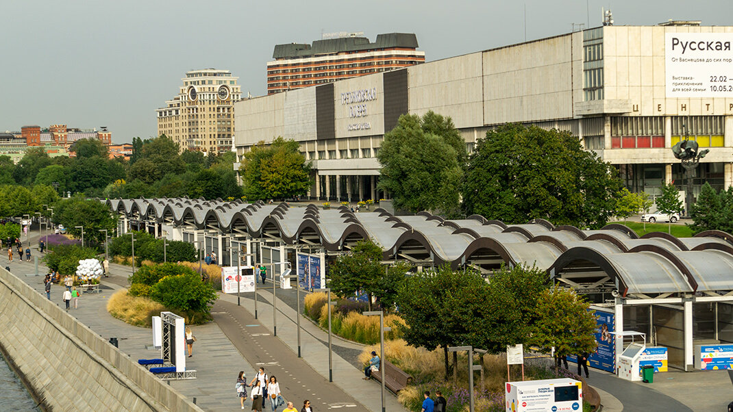 Метро октябрьская парки. Крымская набережная в Москве метро. Музеон станция метро. Парк Музеон набережная. Музеон ул. Крымский вал, вл2.