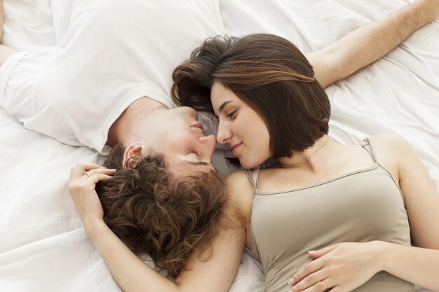 https://image.freepik.com/free-photo/flat-lay-couple-laying-in-bed_23-2148674020.jpg