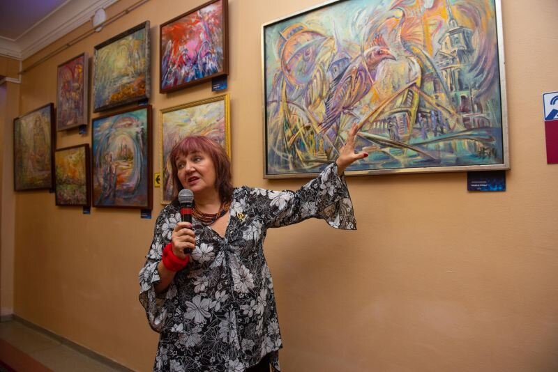 Во Дворце культуры "Родина" состоялось открытие новой интерактивной выставки "Человек и космос". Наталья Баженова одаренный художник и талантливый педагог. Её картинам присущ особый колорит, уникальный авторский почерк, неординарность и мощная энергетика, которая легко передается зрителю.
Лауреат всероссийских и международных конкурсов живописи и графики, автор и вдохновитель многочисленных творческих проектов, многолетний руководитель и президент творческого центра «Аквариус».
Гостей встречал космический перфоманс молодежной театральной студии "ВСмысле".
Заместитель главы г.о.Химки Ирина Михайловна Теслева в своей речи отметила, что выставка Натальи Баженовой - это собрание картин художницы, стиль которой узнаваем далеко за пределами России, а интерактивные мастер-классы, которые пройдут в рамках работы выставки, дадут возможность любому желающему окунуться в мир искусства. 
