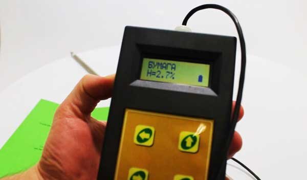 Фото: Замер влажности бумаги гигрометром Р-2000