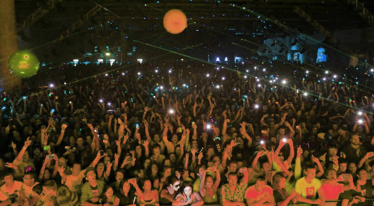 Толпы в ночном клубе