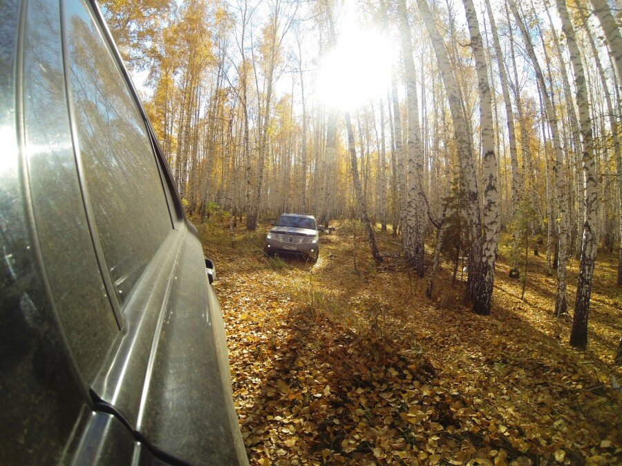 

По плану мы решили пройти все таки дальше в южном направлении карьера, где нет возможности спуститься к воде, в прошлый раз наше погружение неожиданно прервалось и было решено сегодня его закончить тем же маршрутом. Судя по планировке карьера, это скорее всего самое глубокое место и самое не изученное дайверами.
Спускаем снаряжение к воде, начинаем собирать скубы. Бадди обнаруживает, что у него сломался фастфикс на ласте с одной стороны. Как на зло вторую пару ласт оставили дома. Ну да ладно, нашли способ зафиксировать резинку, продолжаем сборку. Подключаем баллоны, у меня 200, бадди открывает вентиль и манометр предательски показывает 160, в два голоса материм забивщика из магазина дайв оборудования, но не расстраиваемся, теперь у нас есть по запасному баллону, берем следующий. Подключаем, замерли, открываем, смотрим, 200. Выдохнули, улыбнулись, следующий этап.