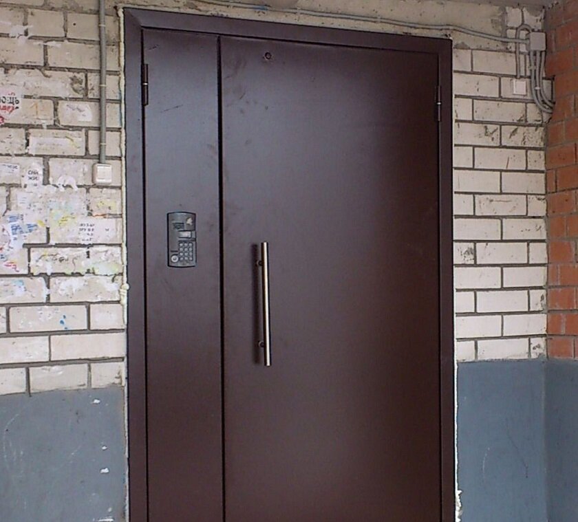 Такие двери видел каждый россиянин, но для норвежца это было в диковинку.