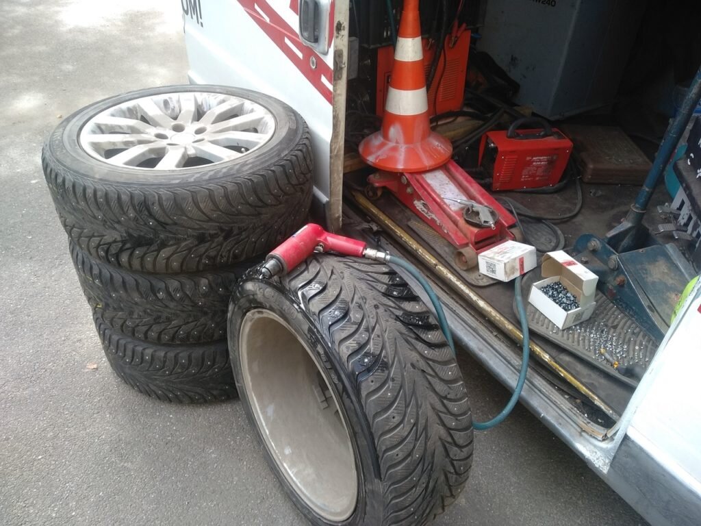 Дошиповка зимних шин в сборе на дисках. Запаскин