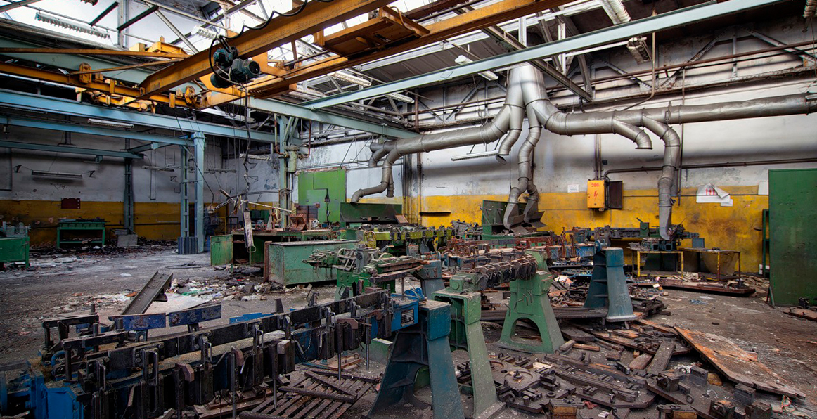 Примерно вот так выглядело общее помещение первой работы, правда со своими станками и в куче пыли