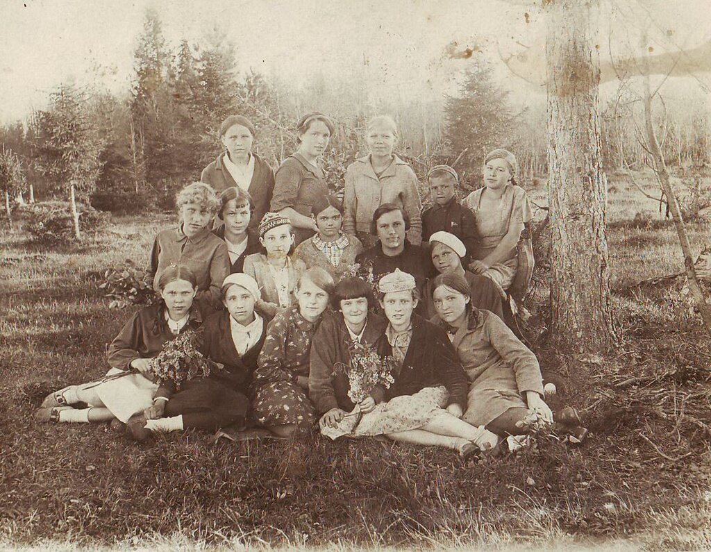 В память 7 класса, июль 1940 год.
источник: Фотографии пользователей russiainphoto.ru.