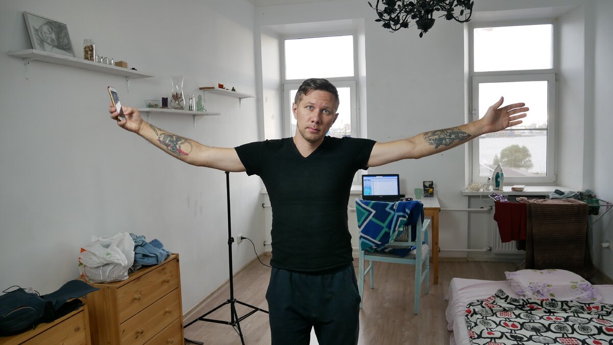 Живу теперь здесь. В большой комнате с двумя окнами. 