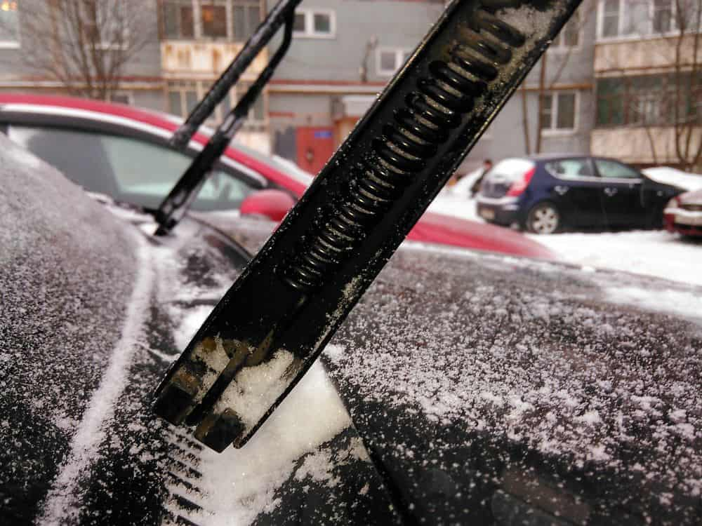 Именно так образуется проблема растягивания пружин поводков стеклоочистителей. Фото: infodays.ru