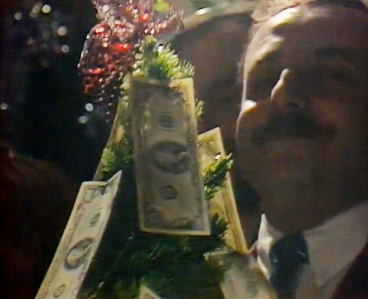 Ёлка с "растущими" на ней долларами должна была достаться команде знатоков за правильный ответ.