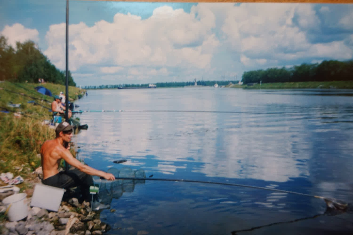 более ранних фоток нет... Это уже лет 17 на канале им. Москвы