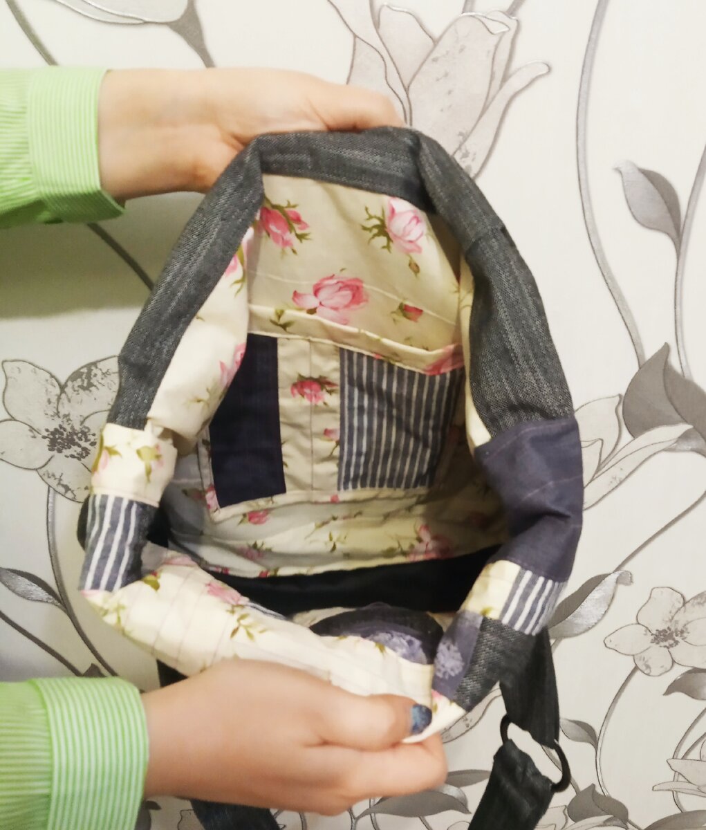 Внутренняя отделка. Техника пэчворк. Внутри просторно, есть кармашек для мелочи, небольших документов или телефона.