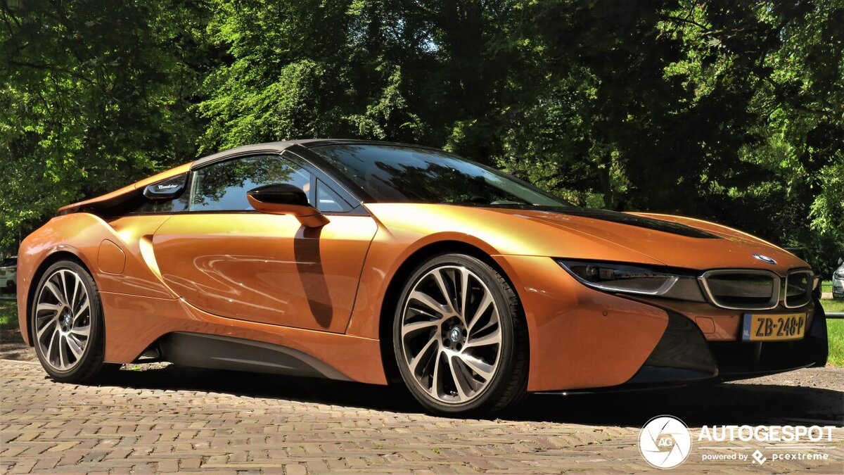 Родстер BMW i8 повторяет донора и габаритами с точностью до миллиметра, и лишь высота у открытой машины на два миллиметра меньше. У обоих гибридов одинаковый низкий центр тяжести (меньше 460 мм) и почти идеальная развесовка по осям (49 на 51% в пользу задней оси). 