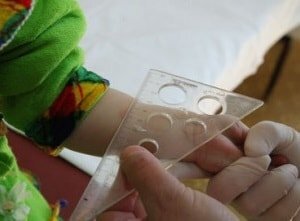 Обычно тех дошкольников, у которых в первые года жизни проба Манту отрицательная, перед школой повторно прививают БЦЖ.