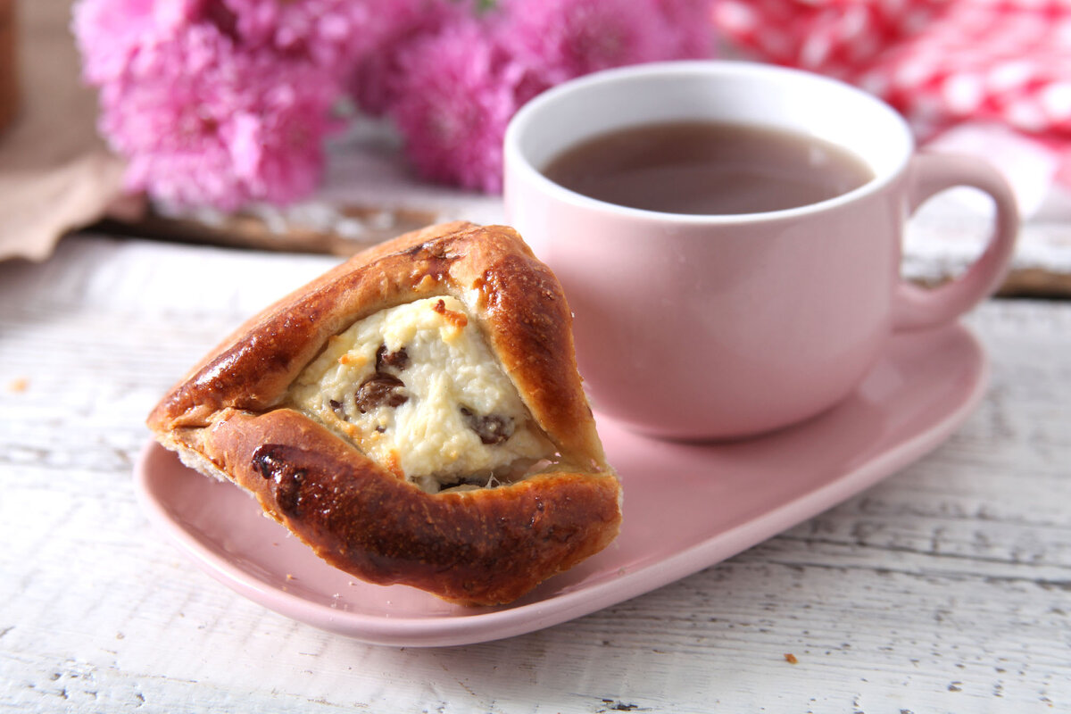 Тесто с фундуком, которое формуется как отдельные пирожки, собранные вместе.