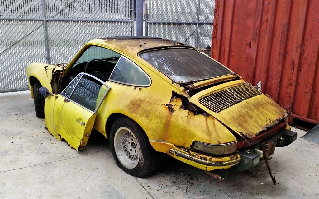 yellow porsche 912