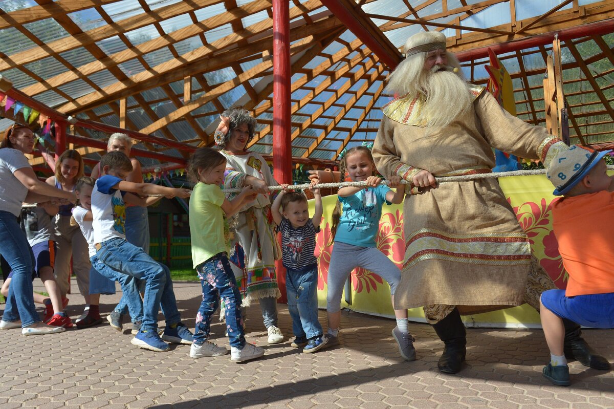 Самый мелкий в полосатой майке - это наш берендей)