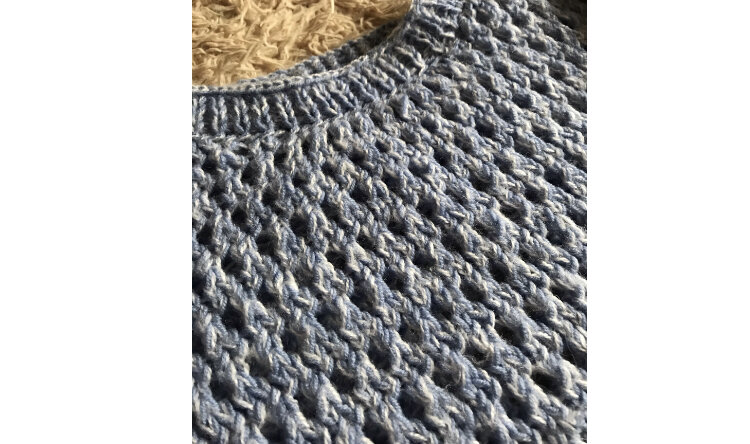 Достаточно простой узор, выполнен лицевыми петельками с накидом. Несмотря на перфорацию, свитер очень тёплый, особенно в дуэте с хлопковой водолазкой.