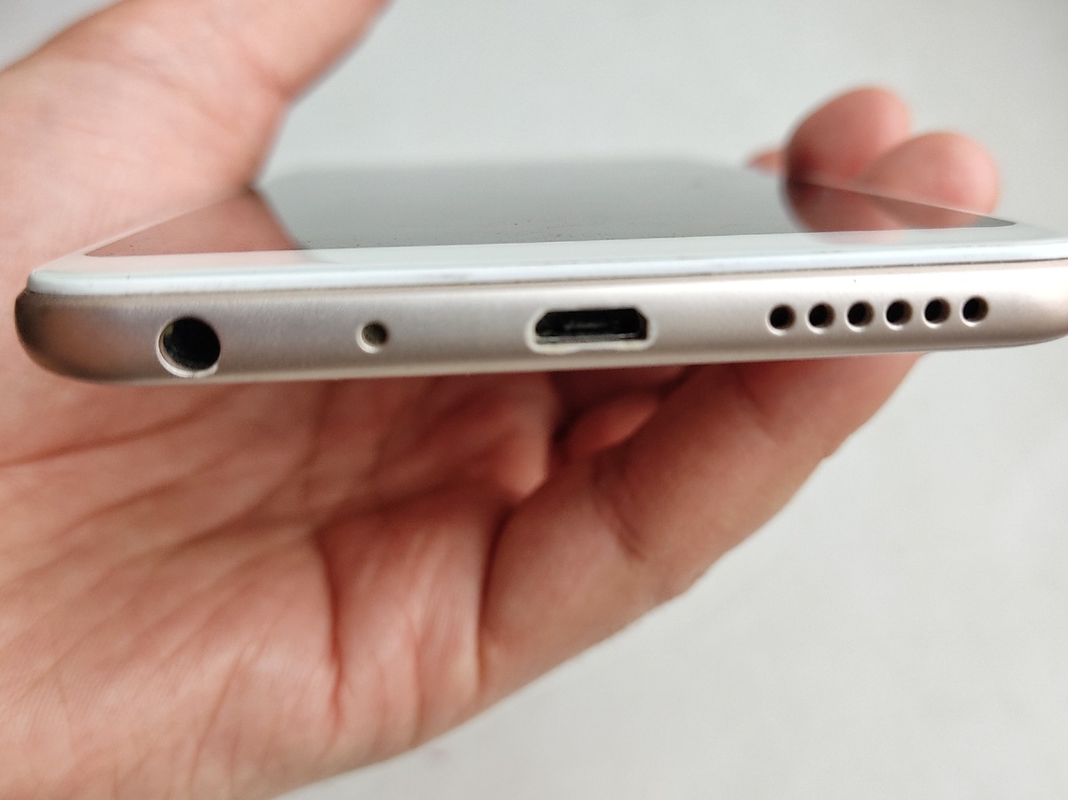 Есть разъем для наушников и вход micro USB