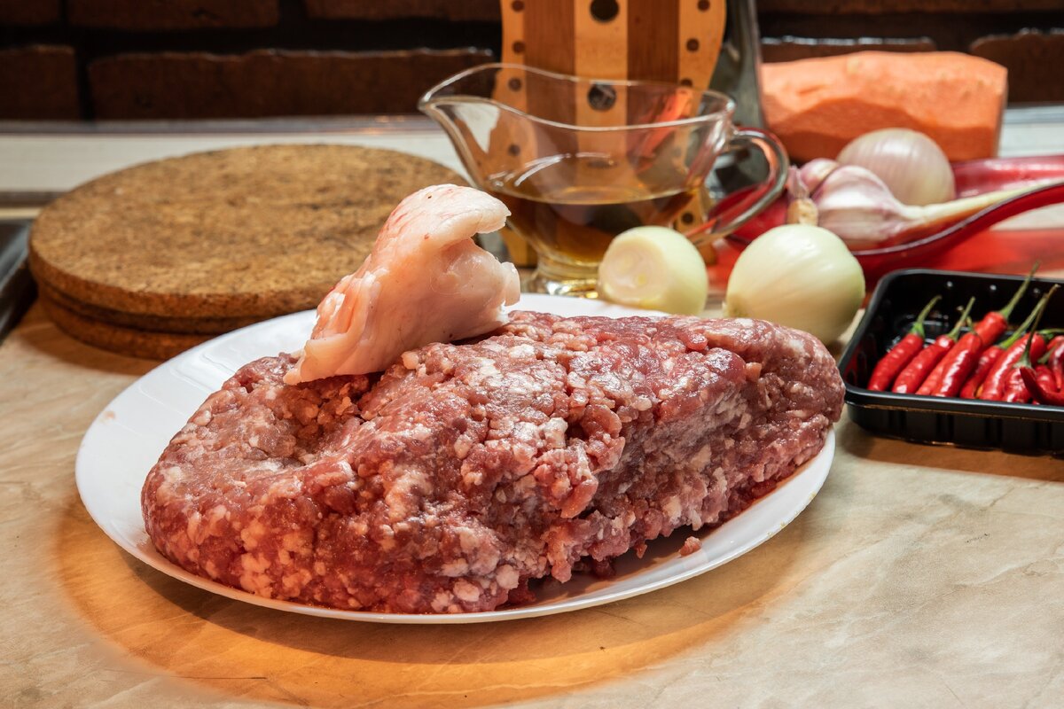 Курдючное сало придаст особенный аромат нашему кебабу. Не любите запах баранины - что же, возьмите обычное свиное сало