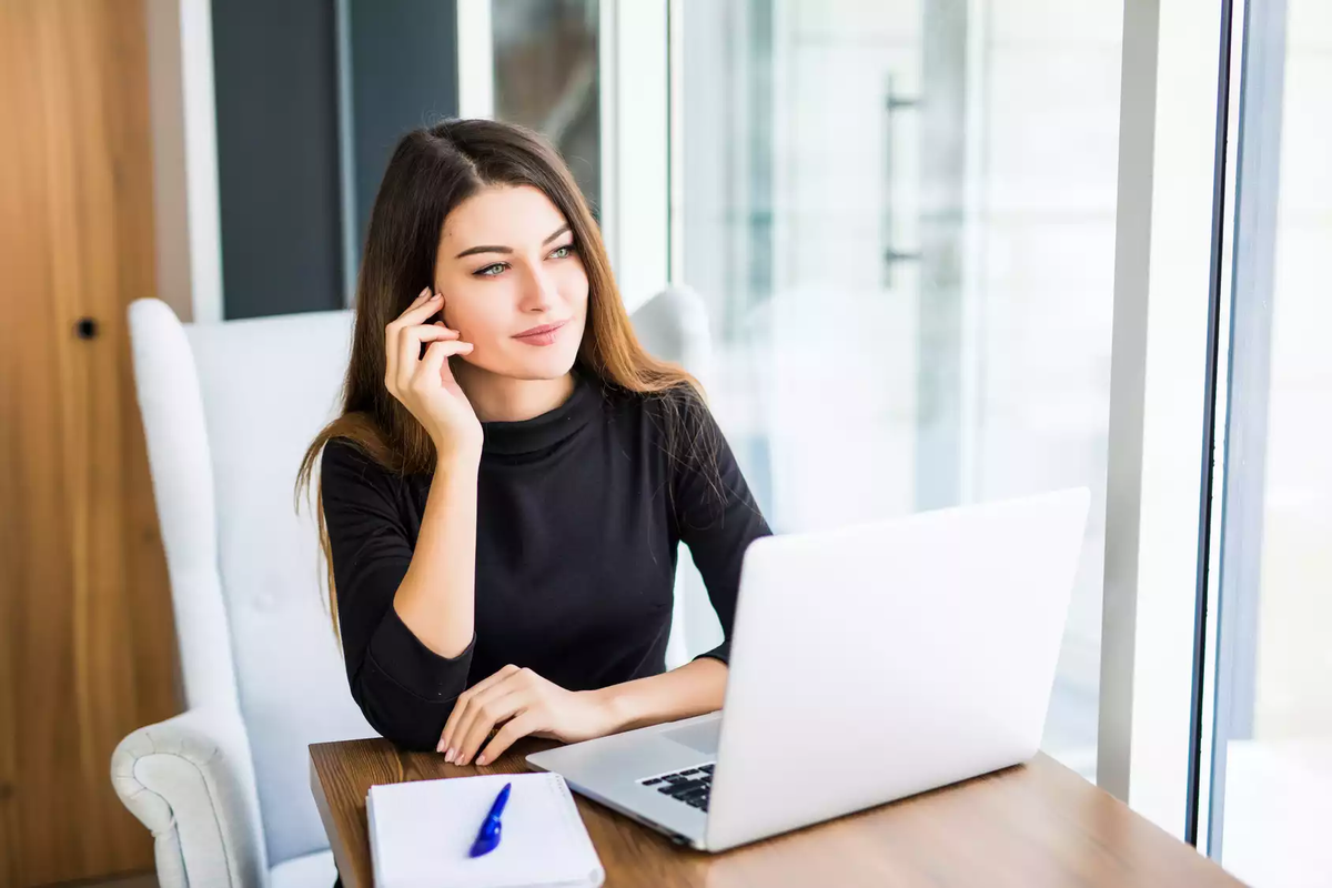 Office girl. Женщина с ноутбуком. Девушка с ноутбуком в офисе. Успешная женщина с ноутбуком. Деловая девушка за компьютером.