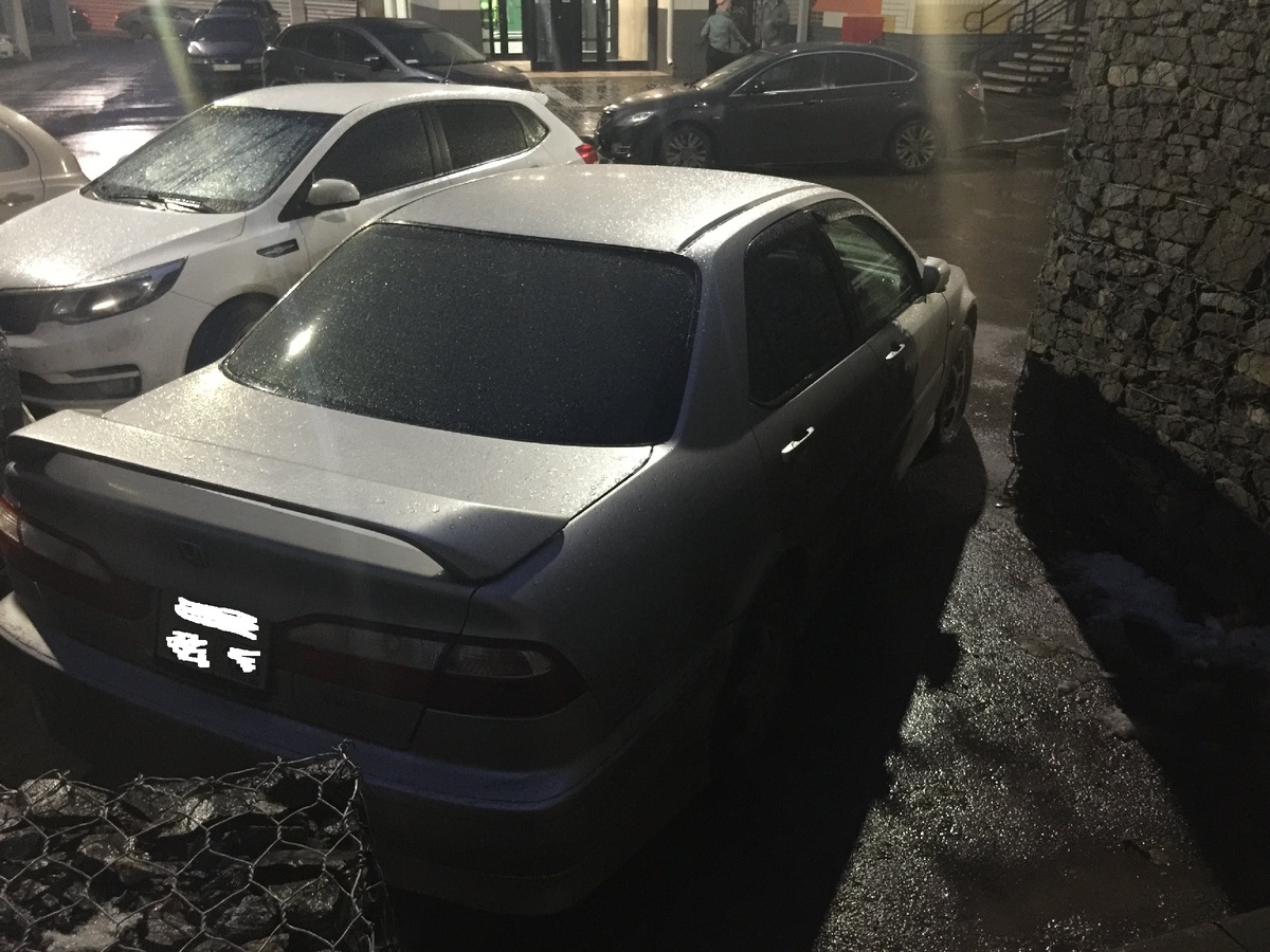 Сзади места нет, впереди сантиметров 20