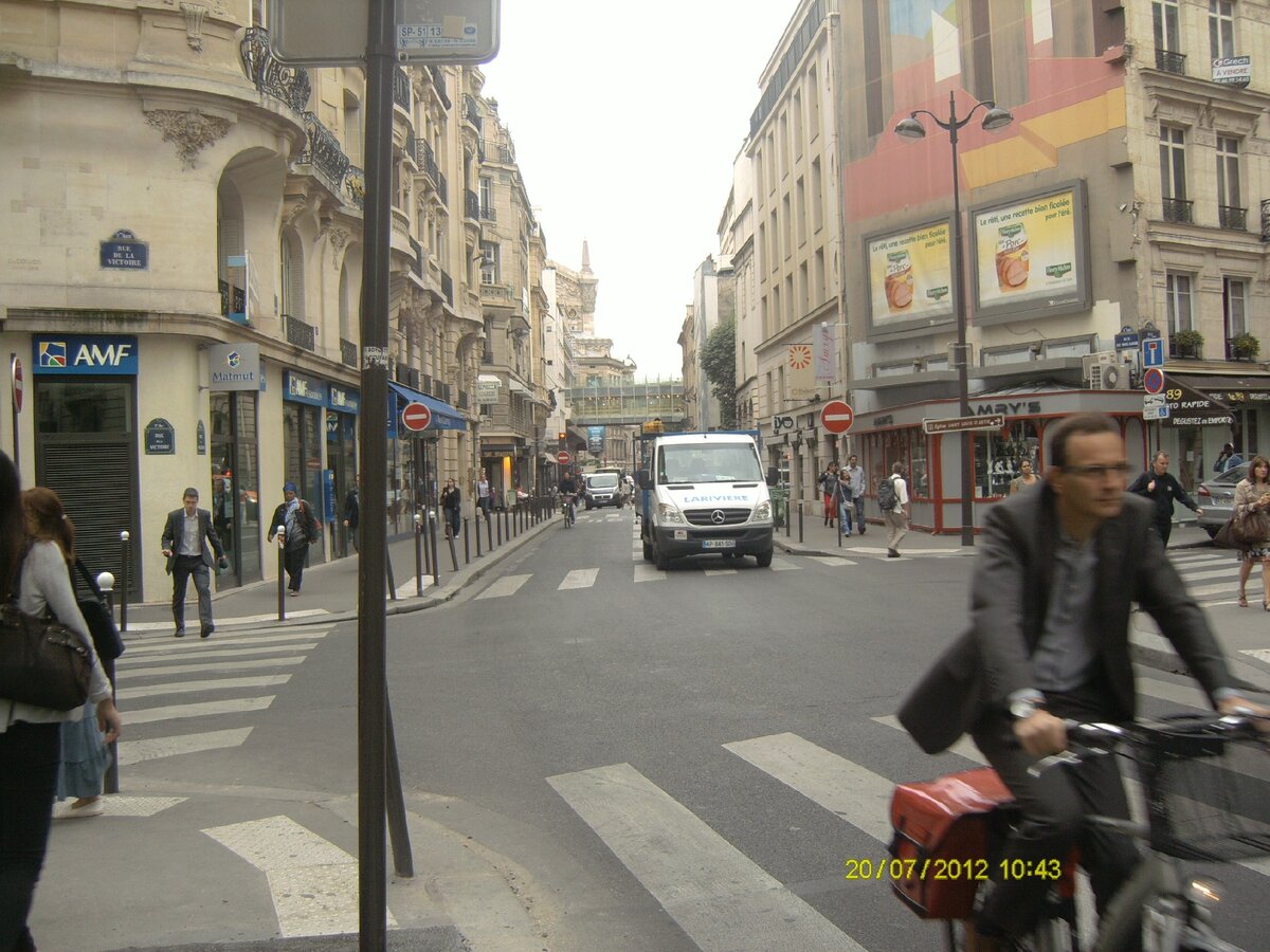 Мне удалось запечатлеть этого француза, одетого в деловом стиле, и, наверняка, торопящегося к себе в офис. Это утро. Посмотрите. частных авто практически не видно. 