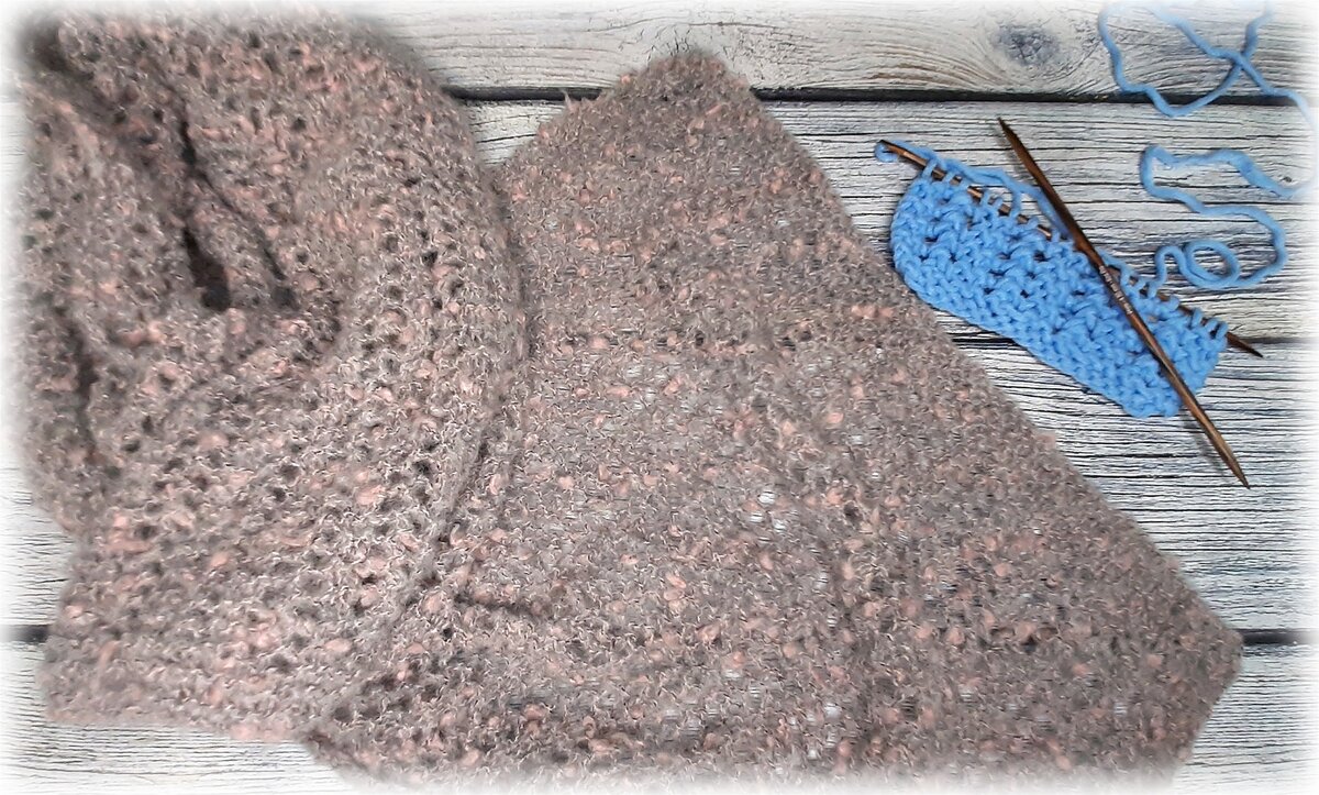 Простой ажурный шарф прекрасно смотрится из любой тонкой пряжи: букле, меланж, пряжи секционного окрашивания, пушистой пряжи.