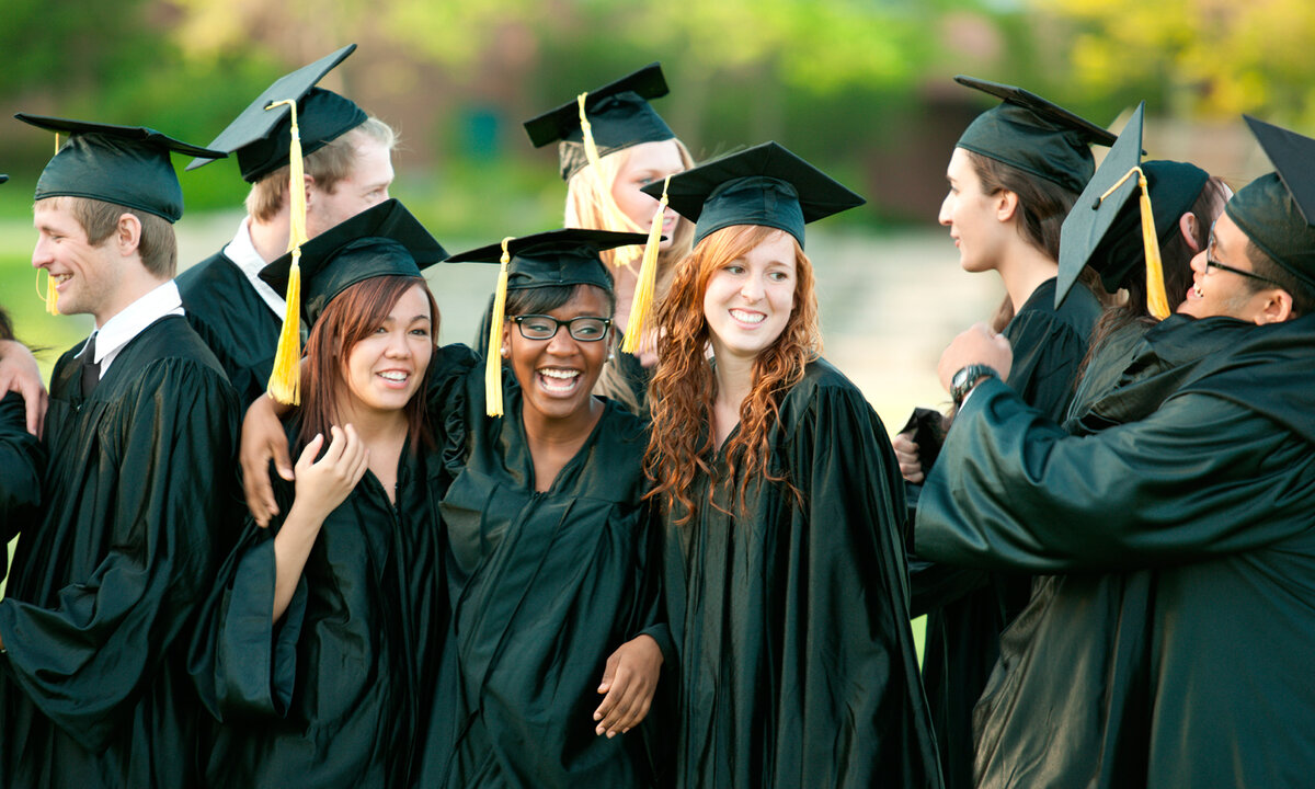 Бакалавр 3 курс. Выпускники в мантиях и шапочках. Девушка с красным дипломом. Американские выпускники университетов. Мгу университет выпускники.