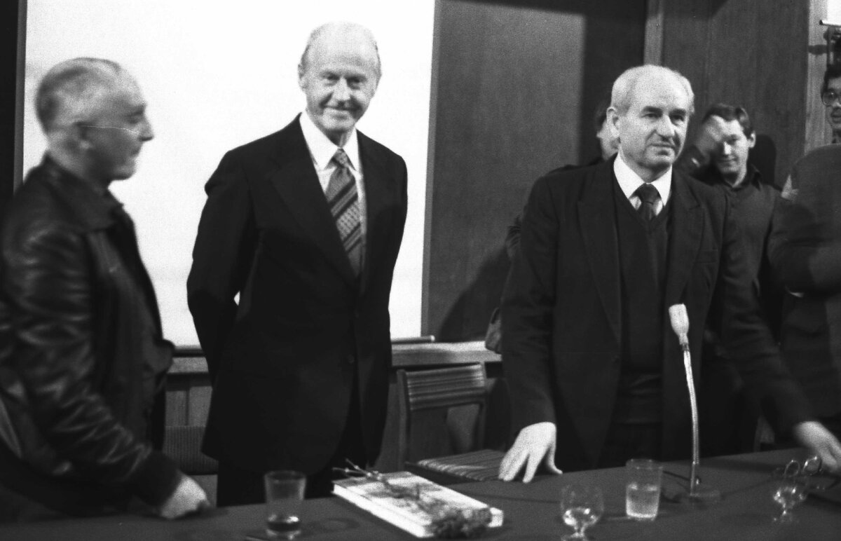 Тур Хейердал улыбается мне. Справа - наш декан Георгий Иванович Рычагов.