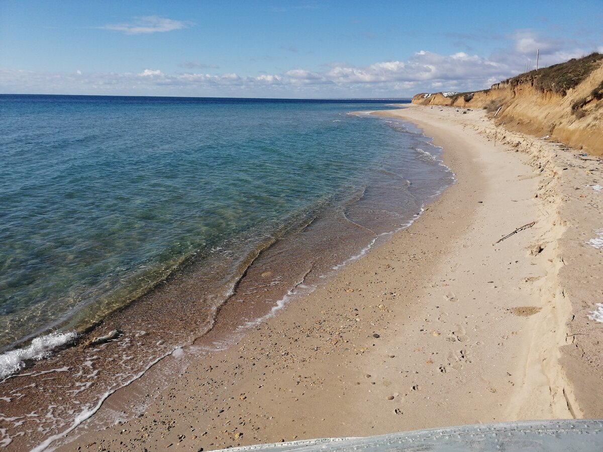 Море забрало часть пляжа....