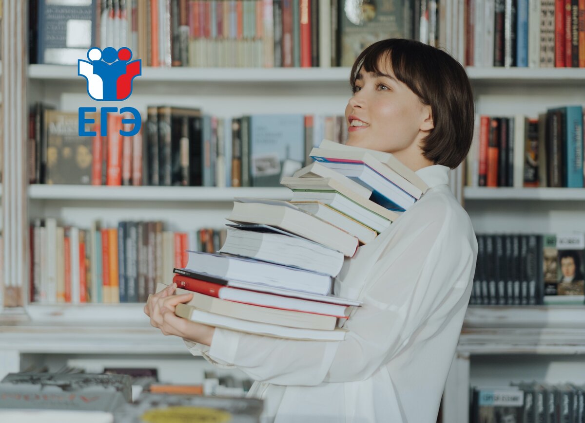 девушка готовится к экзаменам. девушка со стопкой книг. студент за учебой. в очах людей читаю я. студентка с книгами.