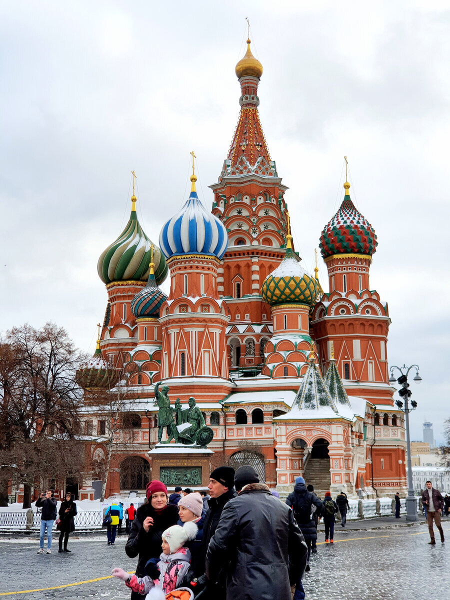 «Дорогие москвичи и гости столицы» обязательно фотографируются на фоне храма, когда гуляют по Красной площади. А среди иностранцев это самое узнаваемое место Москвы.