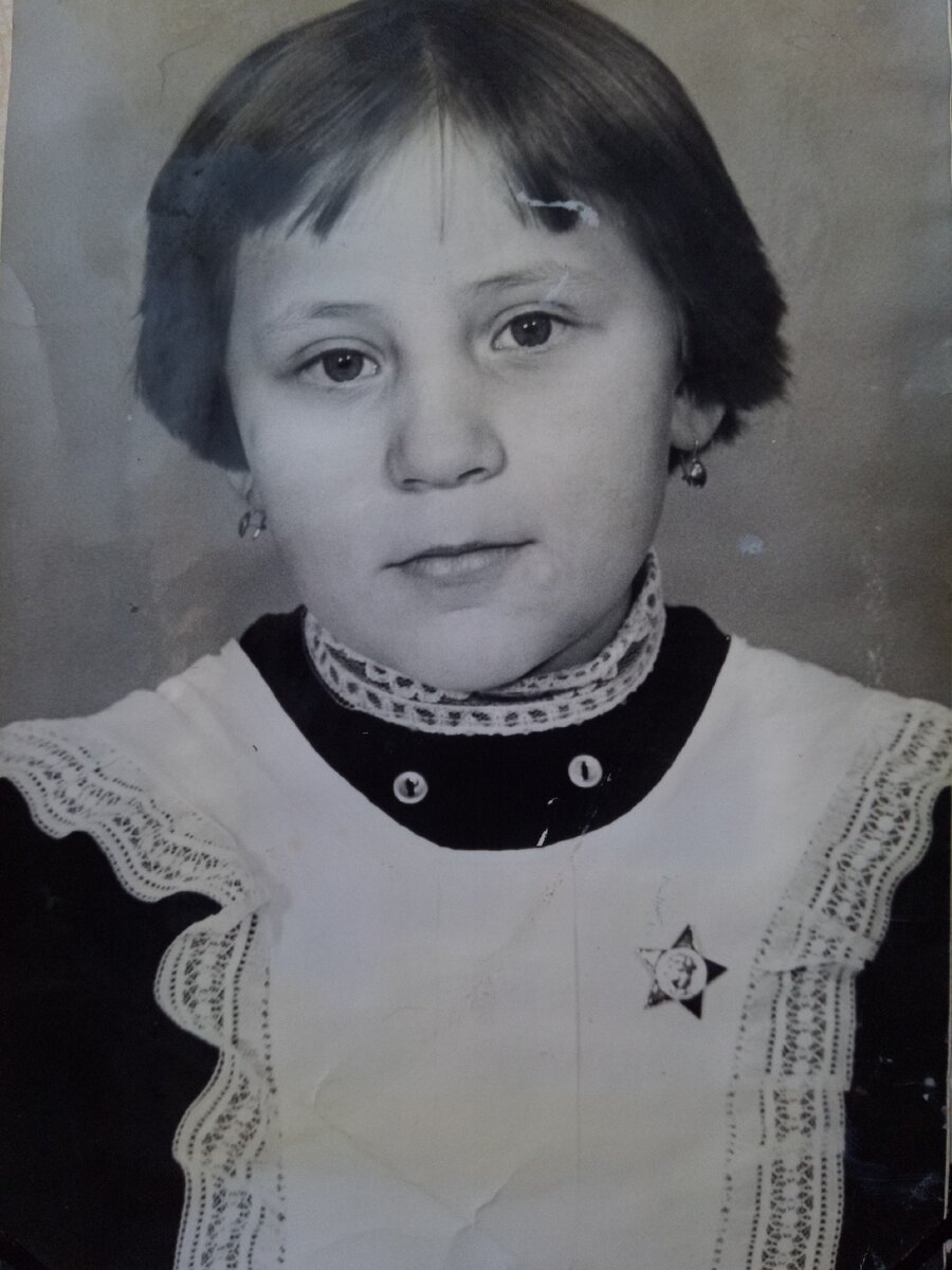 Фартук, обшитый кружевом, красивее обычного.