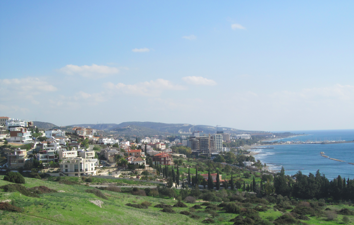 Искала в сети правдивое фото Кипра, и вы знаете, оказалось, что это непростая задача. Снимки турфирм отретушированы так, что Кипр не узнать! Поэтому просто прикреплю свое, хотя и не парадное, но честное. Это вид с холма Аматус в сторону туристической зоны St. Rafael marina. Фото сделано в Январе, а летом вся зелень засохнет и пожелтеет.