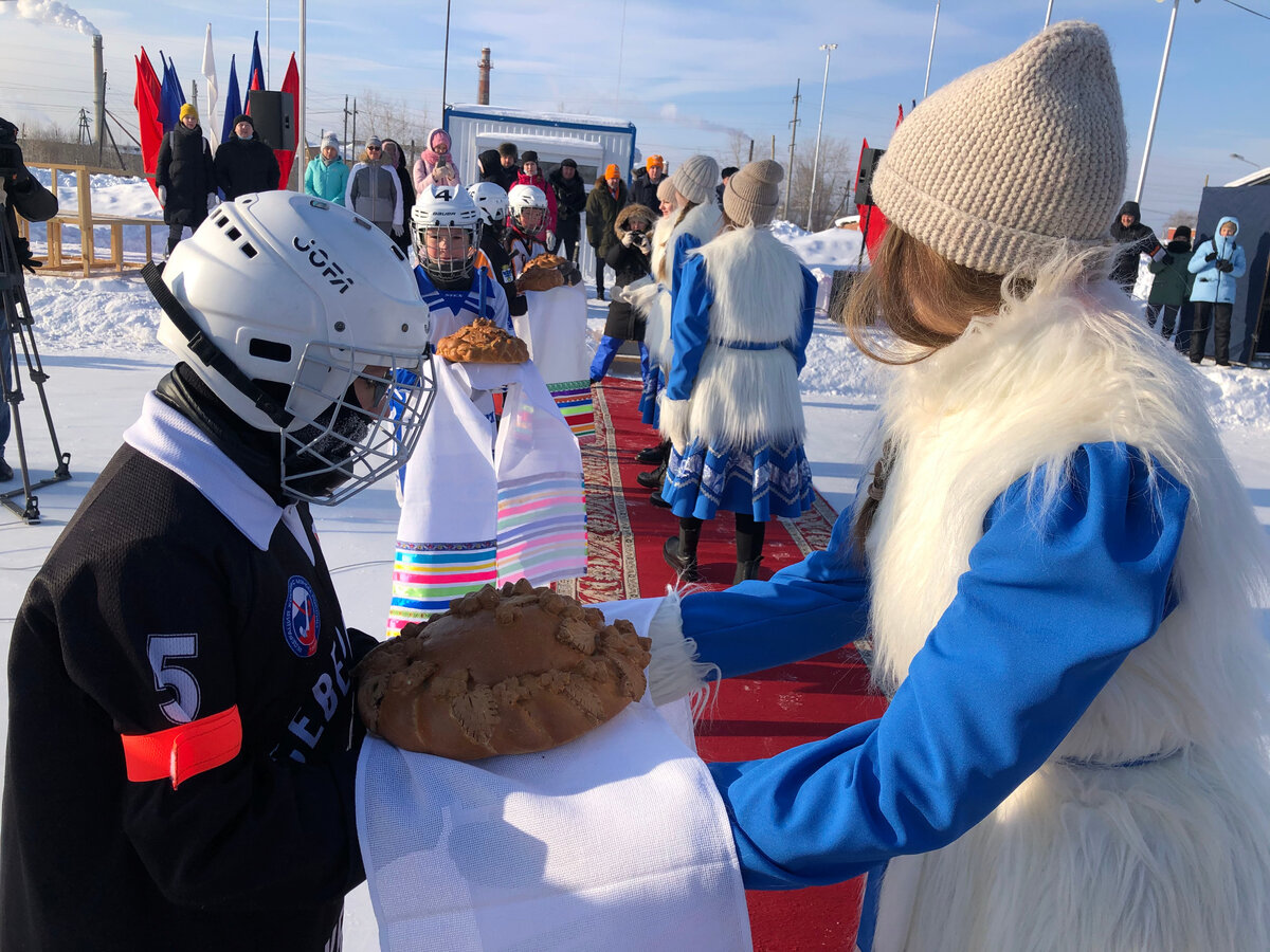 Караваем угощают приезжие команды.