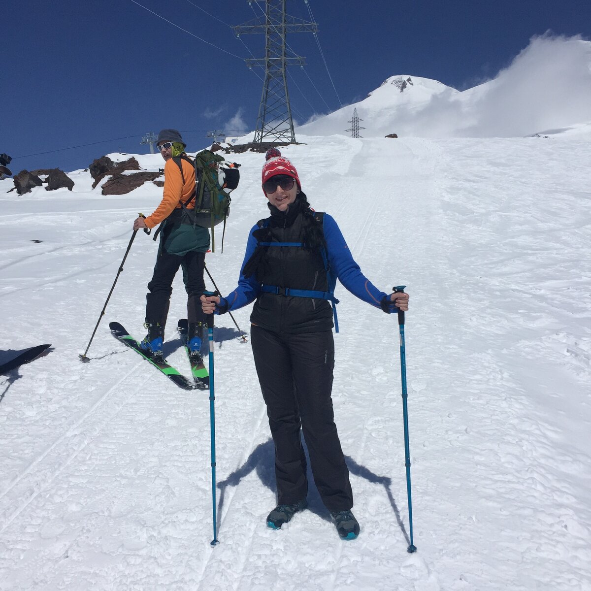 По пути встретились интересные люди. В гору на лыжах, а потом на них же с горы. На лыжах стоят специальные приспособления, чтоб в гору подниматься и не проскальзывать.