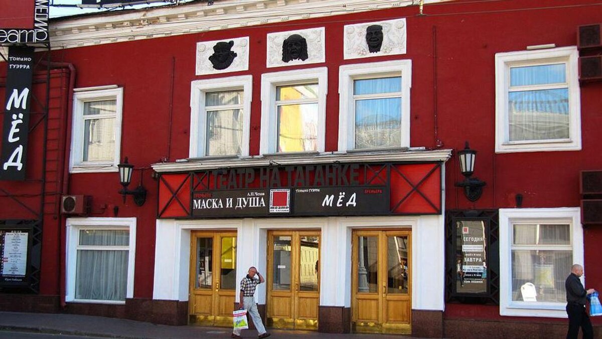  Днем возле театра все спокойно, возможность купить билет появляется, за два часа до начала, когда продают невостребованные забронированные билеты.   